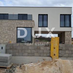 OTOK PAG, KOLAN - vila 200m2 s bazenom  + okoliš 400m2