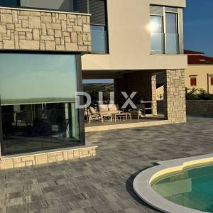 OTOK PAG, KOLAN - vila 200m2 s bazenom  + okoliš 400m2