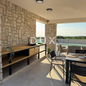 OTOK PAG, KOLAN - vila 200m2 s bazenom  + okoliš 400m2