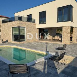 OTOK PAG, KOLAN - vila 200m2 s bazenom  + okoliš 400m2