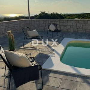 OTOK PAG, KOLAN - vila 200m2 s bazenom  + okoliš 400m2