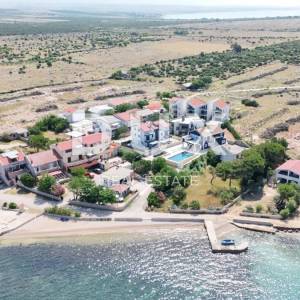 OTOK PAG, KOŠLJUN - Vila pored mora sa 4 apartmana