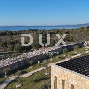 OTOK PAG, LUN - jedinstvena vila s bazenom na predivnoj lokaciji