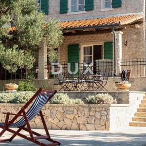 OTOK PAG, LUN - predivna autohtona vila s bazenom i pogledom na more