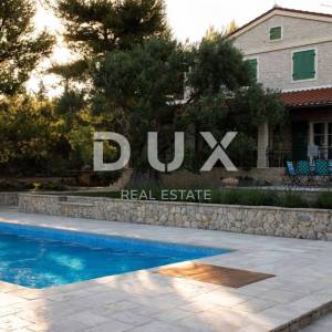 OTOK PAG, LUN - predivna autohtona vila s bazenom i pogledom na more