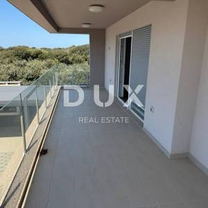 OTOK PAG, MANDRE - 3s+db stan u kući od samo dva stana