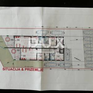 OTOK PAG, MANDRE - Atraktivan dvoetažan stan s vrtom prvi red do mora! S2