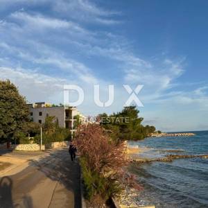 OTOK PAG, MANDRE - ekskluzivan stan u novogradnji s terasom i vrtom, uz samu obalu i panoramskim pogledom na more