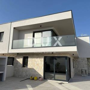 OTOK PAG, MANDRE - ekskluzivna dvojna kuća s bazenom.