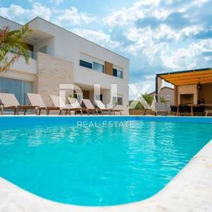 OTOK PAG, MANDRE - luksuzna vila s bazenom