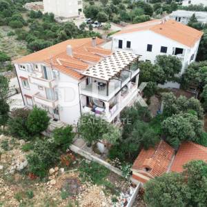 OTOK PAG, MANDRE - Prostrana apartmanska kuća s pogledom na more