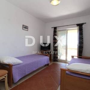 OTOK PAG, MANDRE - Prostrana apartmanska kuća s pogledom na more
