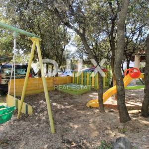 OTOK PAG, MANDRE - Prostrana apartmanska kuća s pogledom na more