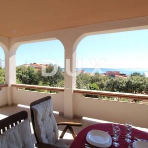OTOK PAG, MANDRE - Prostrana apartmanska kuća s pogledom na more
