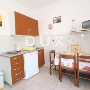 OTOK PAG, MANDRE - Prostrana apartmanska kuća s pogledom na more