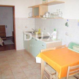 OTOK PAG, MANDRE - Prostrana apartmanska kuća s pogledom na more