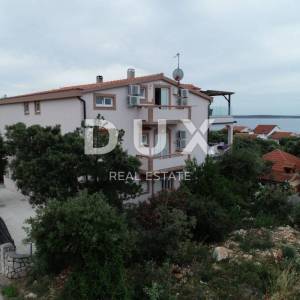 OTOK PAG, MANDRE - Prostrana apartmanska kuća s pogledom na more