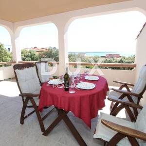 OTOK PAG, MANDRE - Prostrana apartmanska kuća s pogledom na more