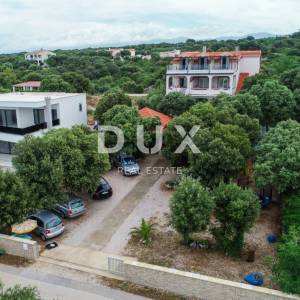 OTOK PAG, MANDRE - Prostrana apartmanska kuća s pogledom na more