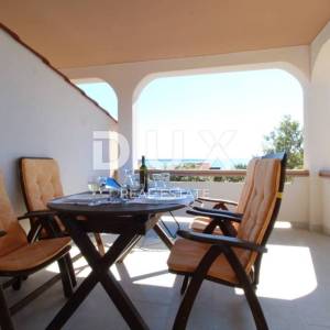OTOK PAG, MANDRE - Prostrana apartmanska kuća s pogledom na more
