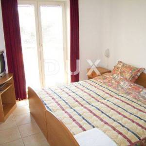 OTOK PAG, MANDRE - Prostrana apartmanska kuća s pogledom na more