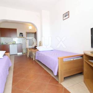 OTOK PAG, MANDRE - Prostrana apartmanska kuća s pogledom na more