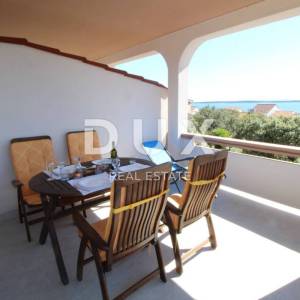 OTOK PAG, MANDRE - Prostrana apartmanska kuća s pogledom na more