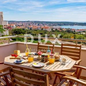 OTOK PAG, NOVALJA - 2s+db stan u novijoj stambenoj zgradi