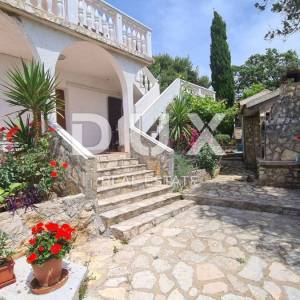 OTOK PAG, NOVALJA - apartmanska kuća blizu mora