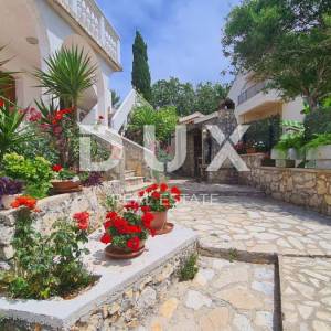 OTOK PAG, NOVALJA - apartmanska kuća blizu mora