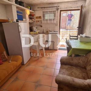 OTOK PAG, NOVALJA - apartmanska kuća blizu mora