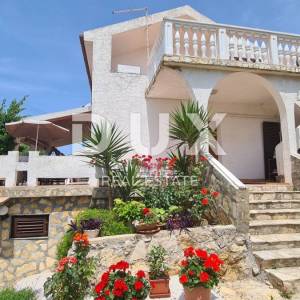 OTOK PAG, NOVALJA - apartmanska kuća blizu mora