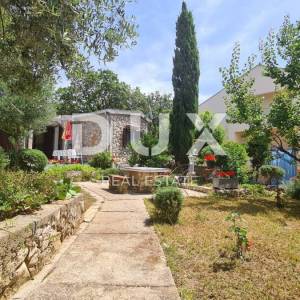 OTOK PAG, NOVALJA - apartmanska kuća blizu mora