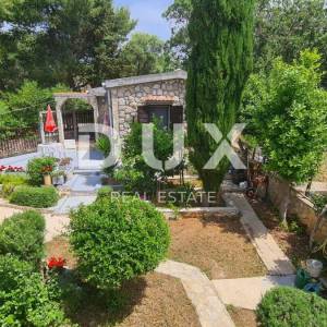 OTOK PAG, NOVALJA - apartmanska kuća blizu mora