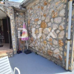 OTOK PAG, NOVALJA - apartmanska kuća blizu mora