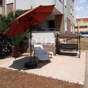 OTOK PAG, NOVALJA - Apartman sa uhodanim iznajmljivanjem, vrtom i terasom 900m od mora!
