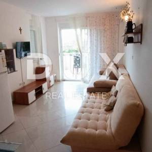 OTOK PAG, NOVALJA - Apartman sa uhodanim iznajmljivanjem, vrtom i terasom 900m od mora!