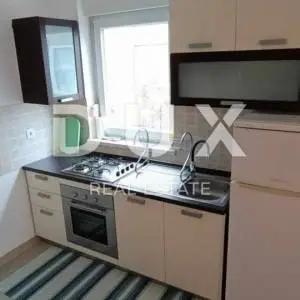 OTOK PAG, NOVALJA - Apartman sa uhodanim iznajmljivanjem, vrtom i terasom 900m od mora!