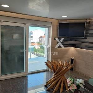 OTOK PAG, NOVALJA, CENTAR - samostojeća kuća s tri apartmana i bazenom