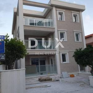OTOK PAG, NOVALJA, CENTAR - samostojeća kuća s tri apartmana i bazenom