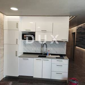 OTOK PAG, NOVALJA, CENTAR - samostojeća kuća s tri apartmana i bazenom
