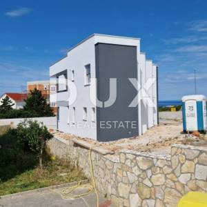 OTOK PAG, NOVALJA - kućica u nizu s bazenom. PRILIKA!