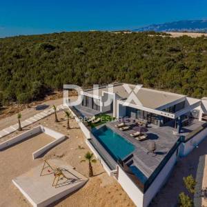 OTOK PAG, NOVALJA - luksuzna duplex vila na prostranoj okućnici s pogledom na more