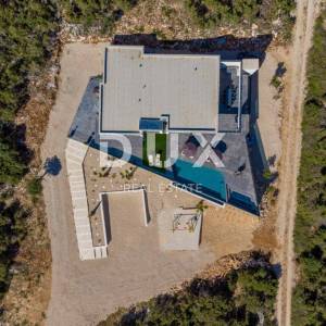 OTOK PAG, NOVALJA - luksuzna duplex vila na prostranoj okućnici s pogledom na more