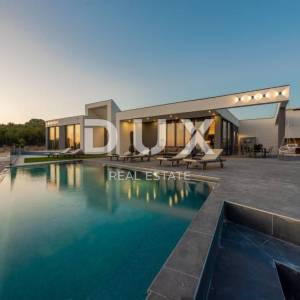 OTOK PAG, NOVALJA - luksuzna duplex vila na prostranoj okućnici s pogledom na more