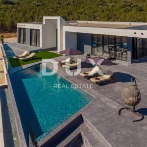 OTOK PAG, NOVALJA - luksuzna duplex vila na prostranoj okućnici s pogledom na more