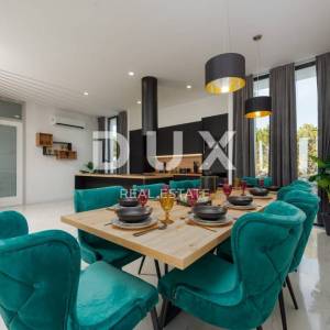 OTOK PAG, NOVALJA - luksuzna duplex vila na prostranoj okućnici s pogledom na more