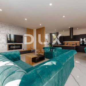 OTOK PAG, NOVALJA - luksuzna duplex vila na prostranoj okućnici s pogledom na more