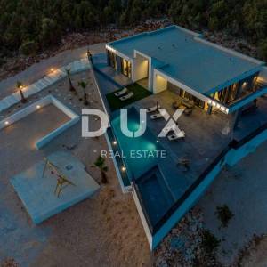 OTOK PAG, NOVALJA - luksuzna duplex vila na prostranoj okućnici s pogledom na more