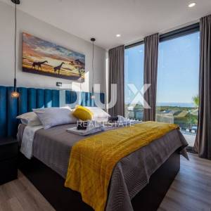 OTOK PAG, NOVALJA - luksuzna duplex vila na prostranoj okućnici s pogledom na more